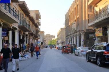 Bağdat, Irak 'ta Bağdat - 15 Kasım 2024: Her gün sokaklardaki arabalarla, Rashid Caddesi yakınlarındaki bir yerde