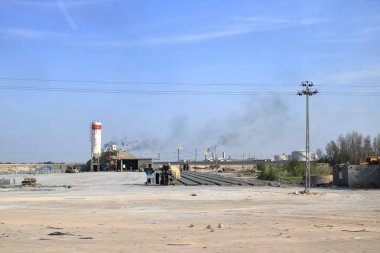 Basra, Irak Ortadoğu - 10 Kasım 2024: Irak 'taki petrol üretim tesisleri