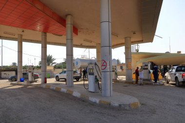 Irak 'ta Samarra - 16 Kasım 2024: Irak' ta küçük bir benzin istasyonu