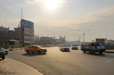 Musul, Irak Mussolosu - 17 Kasım 2024: Musul kentinde trafik ve sokak yaşamı