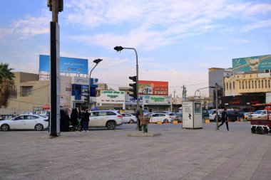 Musul, Irak Mussolosu - 17 Kasım 2024: Musul kentinde trafik ve sokak yaşamı