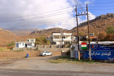 Amediye, Amedi, Irak 'ta Kürdistan - 19 Kasım 2024: Irak Kürdistan bölgesinde yüksek dağlara giden yol
