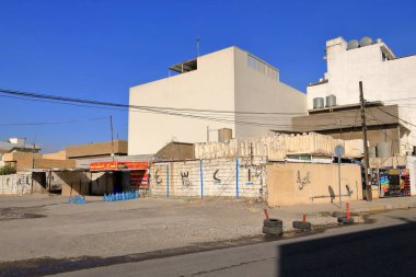 Erbil, Erbil, Kürdistan, Irak - 20 Kasım 2024: Güneşli bir günde şehrin sokakları ve binaları