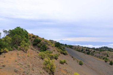 Tenerife 'deki Teide volkanı tepesi İspanya' daki El Hierro, Kanarya Adaları 'ndan görüldü.