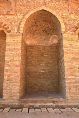 Irak 'ın Samarra kentindeki Ana Halifelik Sarayı' nın duvarları ve tuğlaları, Arapça 'da Dar el Hilafet (Halifeliğin Abode' si) veya Halife Sarayı (Halife Sarayı) olarak bilinir.)