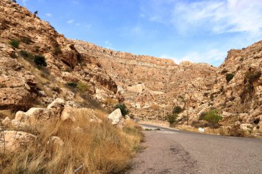 Irak 'taki Kürdistan' ın Hristiyan şehri Alqosh 'taki Rabban Hormizd Manastırı' na bakın.