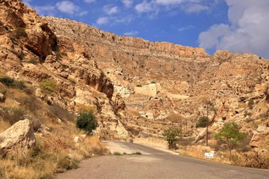 Irak 'taki Kürdistan' ın Hristiyan şehri Alqosh 'taki Rabban Hormizd Manastırı' na bakın.