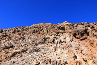 İspanya 'daki Tenerife, Kanarya Adaları - 30 Kasım 2024: insanlar Teide volkanının tepesine tırmanıyor