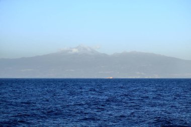 Los Cristianos, Tenerife, İspanya 'daki Kanarya Adaları - 03 Aralık 2024: Armas feribotu limana yaklaşıyor.