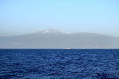 Los Cristianos, Tenerife, İspanya 'daki Kanarya Adaları - 03 Aralık 2024: Armas feribotu limana yaklaşıyor.