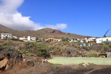 La Caleta, El Hierro, İspanya 'daki Kanarya Adaları - Aralık 04 2024: Deniz kıyısındaki güzel köyde küçük evler