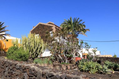 La Caleta, El Hierro, İspanya 'daki Kanarya Adaları - Aralık 04 2024: Deniz kıyısındaki güzel köyde küçük evler