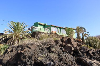 La Caleta, El Hierro, İspanya 'daki Kanarya Adaları - Aralık 04 2024: Deniz kıyısındaki güzel köyde küçük evler