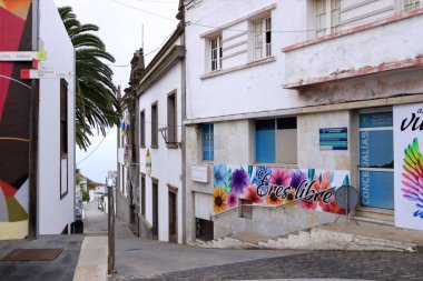 İspanya 'daki Villa de Valverde, El Hierro, Kanarya Adaları - Aralık 06 2024: El Hierro adasının başkenti Valverde' de küçük bir kasaba, farklı renkli evleri var.
