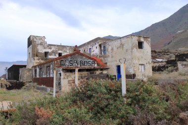 Pozo de la Salud, El Hierro, İspanya 'daki Kanarya Adaları - 08 Aralık 2024: Deniz kıyısındaki küçük köydeki terk edilmiş kır evleri