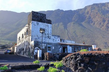 Pozo de la Salud, El Hierro, İspanya 'daki Kanarya Adaları - 08 Aralık 2024: Deniz kıyısındaki küçük köydeki terk edilmiş kır evleri