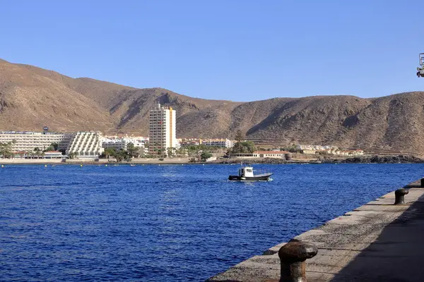 Los Cristianos, Tenerife, İspanya 'daki Kanarya Adaları - 03 Aralık 2024: Öğleden sonra köyün limanı