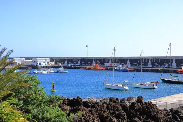 La Restinga, El Hierro, İspanya 'daki Kanarya Adaları - Aralık 04 2024: köyün limanındaki deniz kurtarma botu