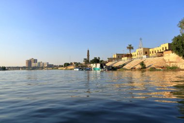 Bağdat, Irak 'ta Bağdat - 15 Kasım 2024: Nehir kıyısında Dicle Nehri manzarası