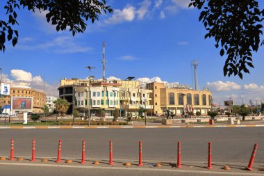 Erbil, Erbil, Kürdistan, Irak - 20 Kasım 2024: Güneşli bir günde şehrin sokakları ve binaları
