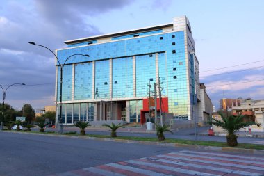 Erbil, Erbil, Kürdistan, Irak - 20 Kasım 2024: Güneşli bir günde şehrin sokakları ve binaları