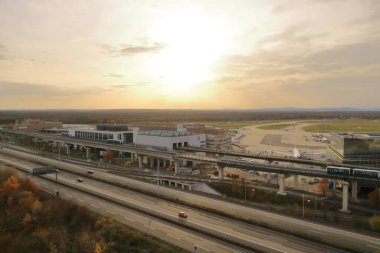 Frankfurt am Main Almanya - 24 Kasım 2024: Sabah havalimanı yukarıdan