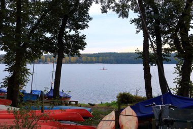 Potsdam, Brandenburg, Almanya - 20 Ekim 2024: sonbaharda Havel Nehri 'nde kano sporu teknesi