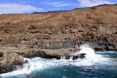 El Hierro 'nun güneybatı kıyısındaki Muelle de Orchilla' da güzel bir sahil şeridi. İspanya 'daki Kanarya Adaları