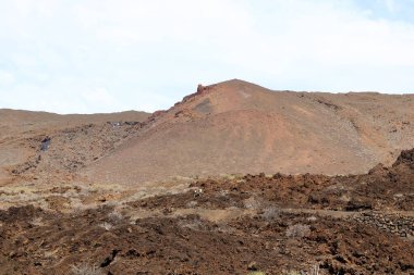 Sersemletici volkanik manzara, engebeli lav kayaları ve El Hierro, Kanarya Adaları, İspanya 'daki yeşil bitki örtüleri.