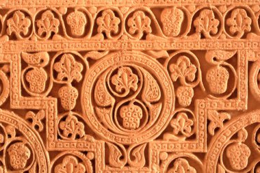 Irak 'ın Samarra kentindeki Ana Halifelik Sarayı' nın duvarları ve tuğlaları, Arapça 'da Dar el Hilafet (Halifeliğin Abode' si) veya Halife Sarayı (Halife Sarayı) olarak bilinir.)