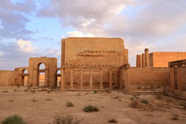 Irak 'ta Hatra, Yukarı Mezopotamya' da antik şehir bugün Doğu Ninova Valiliği 'nde yer almaktadır.