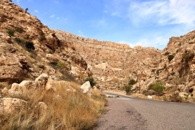 Irak 'taki Kürdistan' ın Hristiyan şehri Alqosh 'taki Rabban Hormizd Manastırı' na bakın.