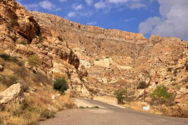 Irak 'taki Kürdistan' ın Hristiyan şehri Alqosh 'taki Rabban Hormizd Manastırı' na bakın.