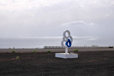 İspanya 'nın Kanarya Adaları, Puerto de la Estaca yakınlarındaki Sabina de El Hierro Anıtı' nın karşısındaki modern bir anıt.