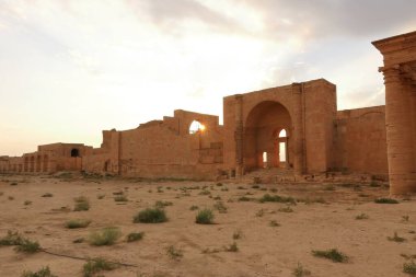 Irak 'ta Hatra, Yukarı Mezopotamya' da antik şehir bugün Doğu Ninova Valiliği 'nde yer almaktadır.