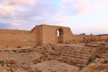 Irak 'ta Hatra, Yukarı Mezopotamya' da antik şehir bugün Doğu Ninova Valiliği 'nde yer almaktadır.