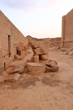 Irak 'ta Hatra, Yukarı Mezopotamya' da antik şehir bugün Doğu Ninova Valiliği 'nde yer almaktadır.
