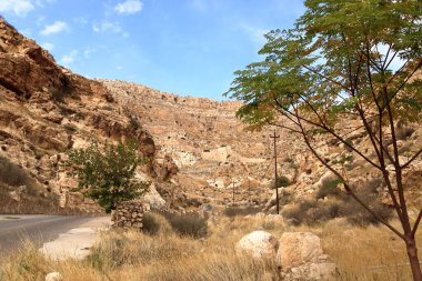 Irak 'taki Kürdistan' ın Hristiyan şehri Alqosh 'taki Rabban Hormizd Manastırı' na bakın.
