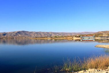 Erbil ve Dohuk Gölü arasındaki Smaquli Resort çevresindeki manzara, Kürdistan, Irak