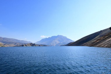 Kuzey Irak, Kürdistan 'da güzel dağları olan Dokan Dukan Gölü