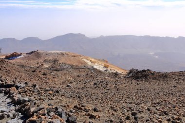 İspanya 'daki Tenerife, Kanarya Adaları - 30 Kasım 2024: insanlar Teide volkanının tepesine tırmanıyor