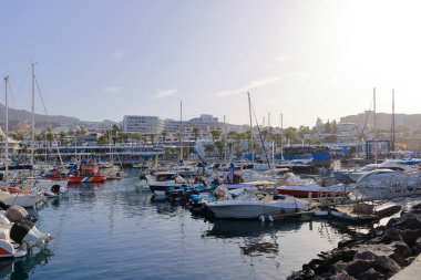İspanya 'daki Costa Adeje, Tenerife, Kanarya Adaları - 02 Aralık 2024: Birçok yatı olan Puerto Kolon spor limanı manzarası