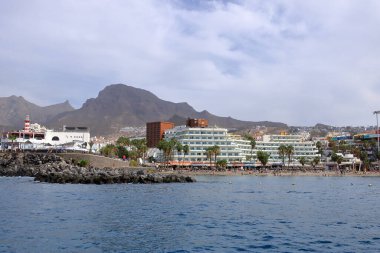 Costa Adeje, Tenerife, İspanya 'daki Kanarya Adaları - 02 Aralık 2024: deniz kıyısındaki köy.