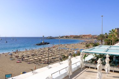 Los Cristianos, Tenerife, İspanya 'daki Kanarya Adaları - 03 Aralık 2024: öğlen köyün plajı