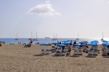Los Cristianos, Tenerife, İspanya 'daki Kanarya Adaları - 03 Aralık 2024: öğlen köyün plajı