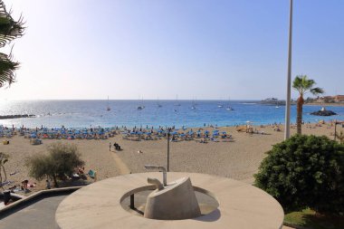 Los Cristianos, Tenerife, İspanya 'daki Kanarya Adaları - 03 Aralık 2024: öğlen köyün plajı