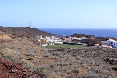 La Restinga, El Hierro, İspanya 'daki Kanarya Adaları - Aralık 04 2024: köy yakınlarındaki volkanik arazide yol