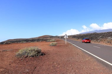 La Restinga, El Hierro, İspanya 'daki Kanarya Adaları - Aralık 04 2024: köy yakınlarındaki volkanik arazide yol