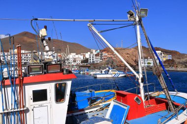 La Restinga, El Hierro, İspanya 'daki Kanarya Adaları - Aralık 04 2024: öğlen köyün limanı