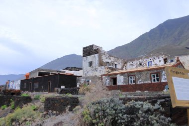 Pozo de la Salud, El Hierro, İspanya 'daki Kanarya Adaları - 08 Aralık 2024: Deniz kıyısındaki küçük köydeki terk edilmiş kır evleri